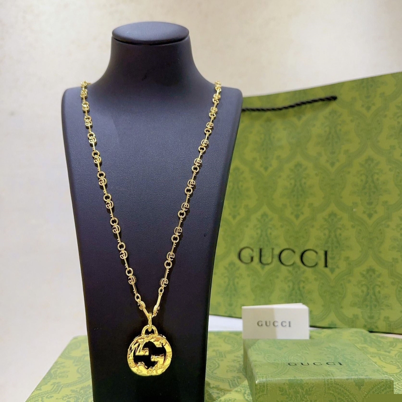 G*u*i necklaces